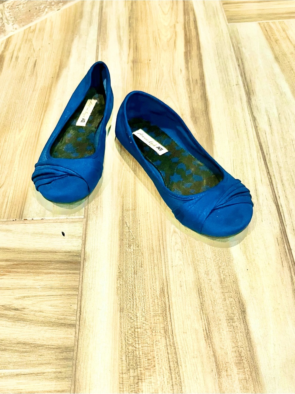 American Eagle Cobalt Blue Suede Ballet Flats Size 8.5 Closed Toe Shoe, Like New